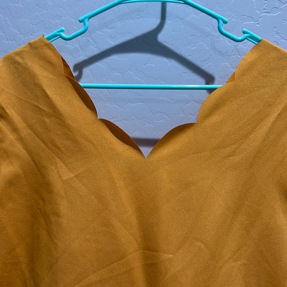 Emery Rose Large Scallop Neck and Scalloped Cap Sleeves. - Picture 3 of 6